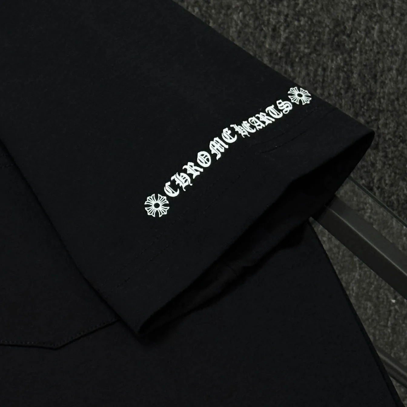 P170 🔥🔥🔥Chrome Hearts 25 high versions. The fabric is made of 300 grams of high-density pure cotton. It does not deform or shrink. It has three labels. It is the same style for men and women. Technology: Digital printing. Color: White. Black. SIZE: S-XL.